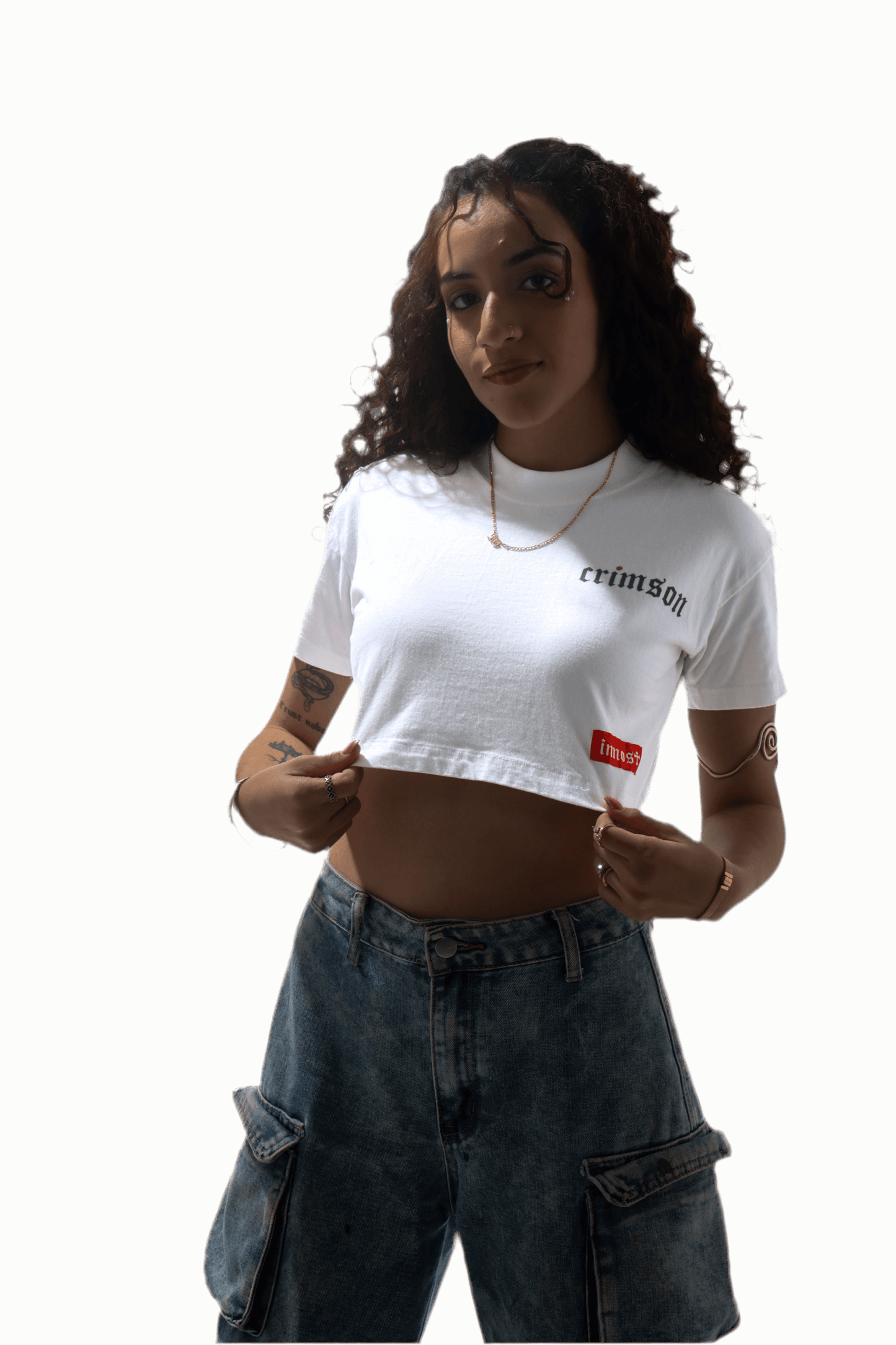 Modelo mostrando el ajuste del Crop Top Crimson, ideal para outfits de verano.