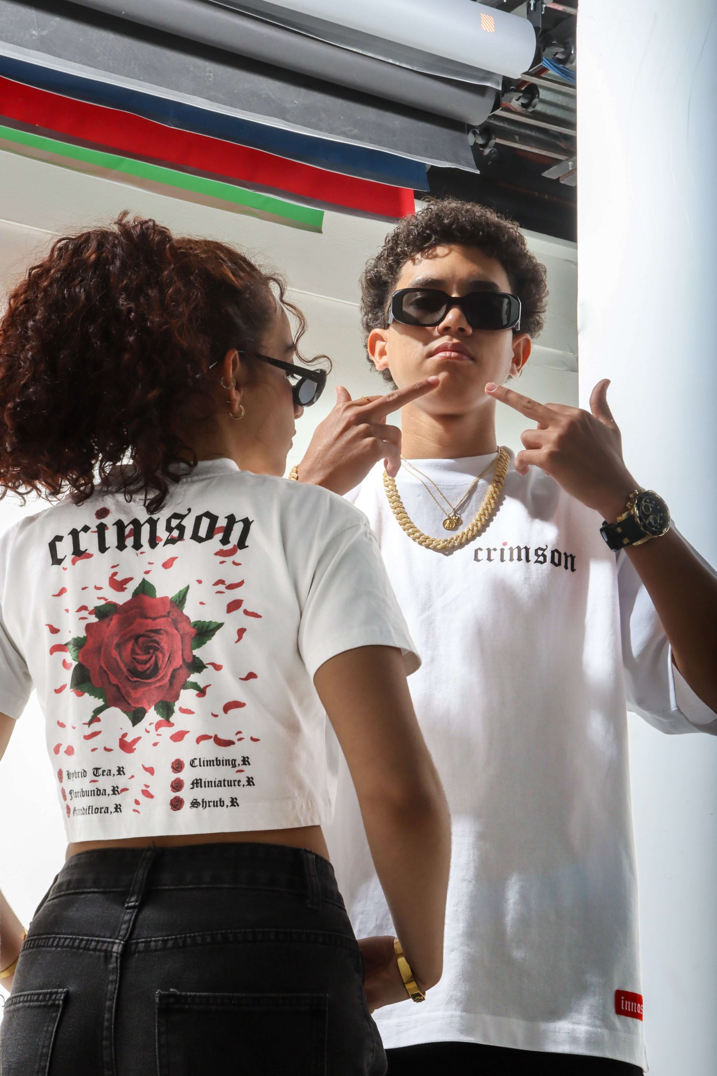 Foto lifestyle mostrando la camiseta Oversized Crimson en un ambiente urbano.
