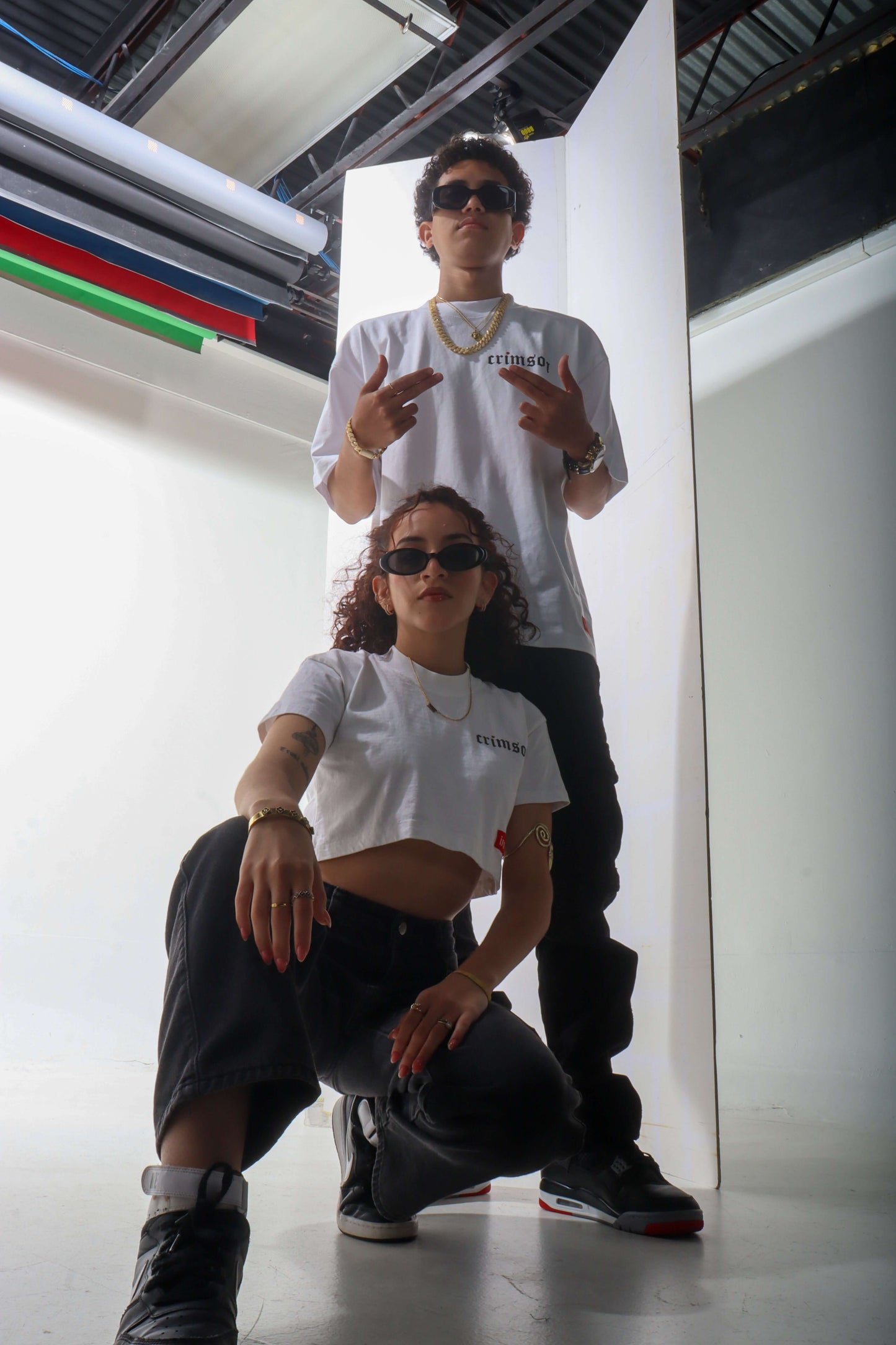 Foto de estilo urbano, modelo usando el Crop Top Crimson en un ambiente moderno.
