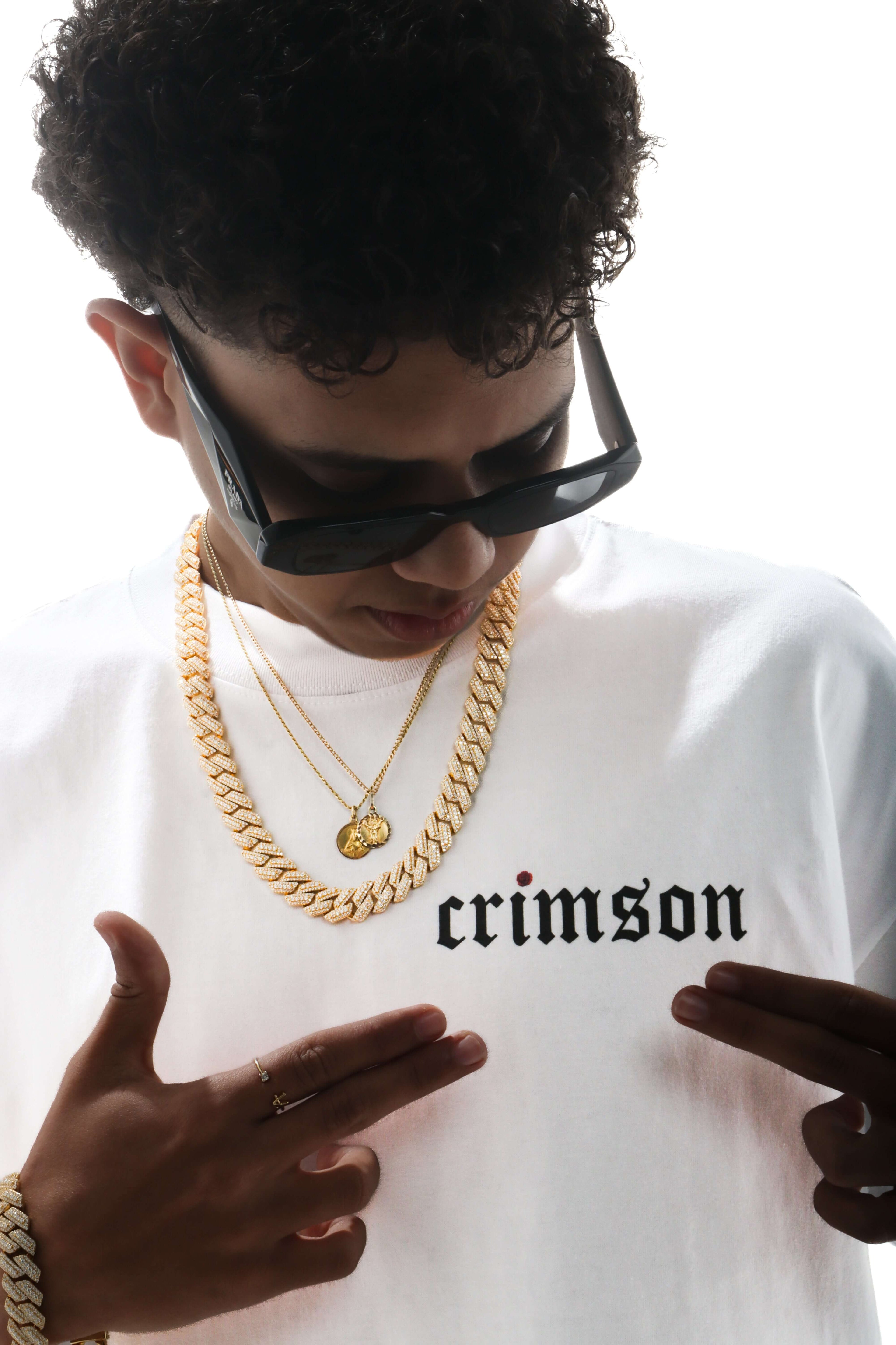 Modelo exhibiendo la camiseta Oversized Crimson con look urbano y moderno.
