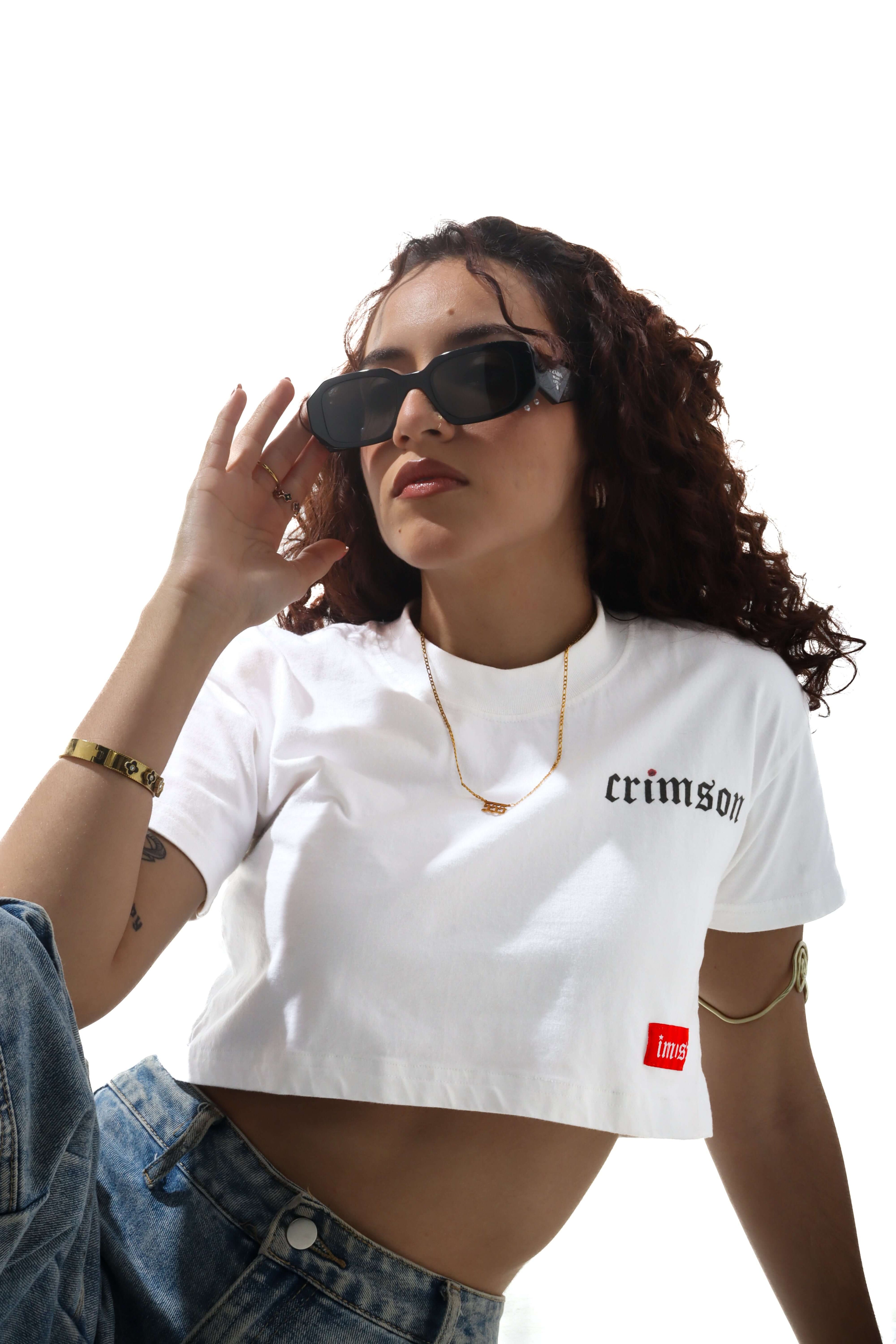 Modelo luciendo el Crop Top Crimson con un look casual y urbano.