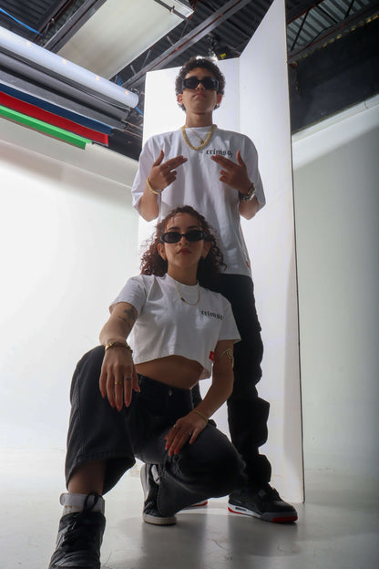 Foto de estilo urbano, modelo usando el Crop Top Crimson en un ambiente moderno.
